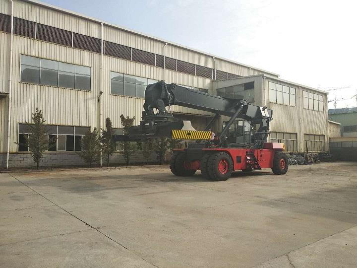 SOCMA Reach Stacker 16