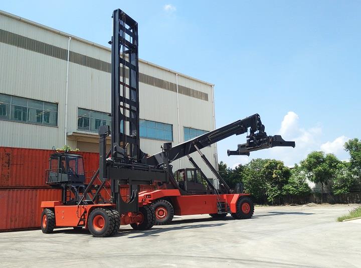 SOCMA Reach Stacker 24