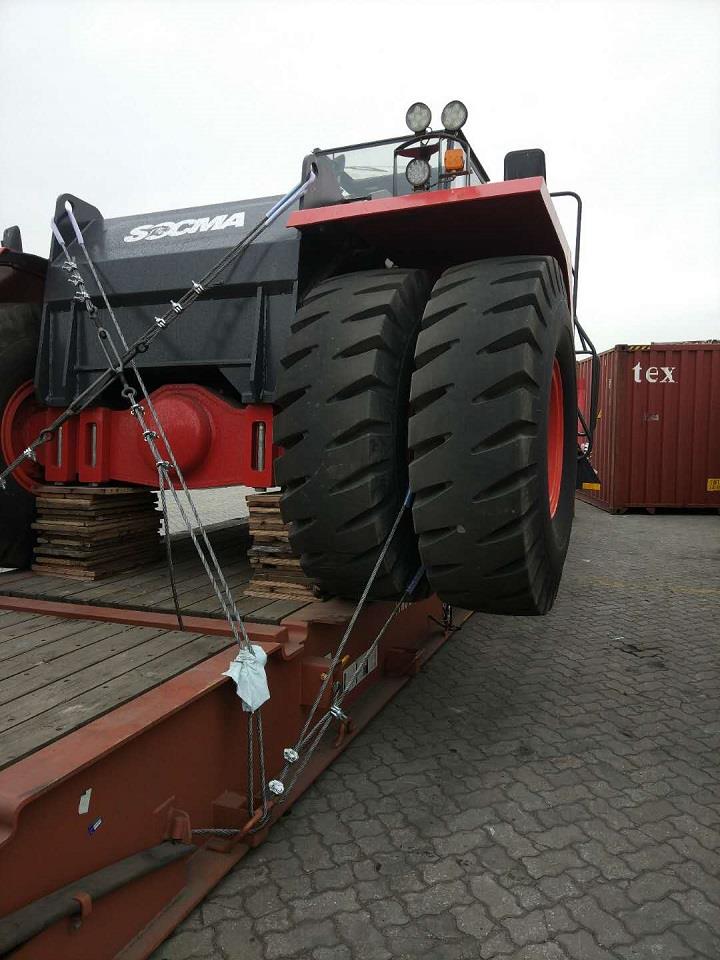 SOCMA Reach Stacker loading 7