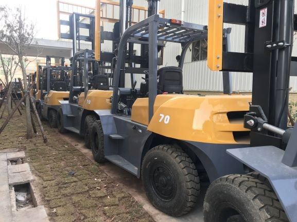 7 Ton Forklift Manufacturer Socma Attach Tyre Clamp Work For Tyre Repairer Workshop