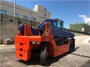 18Ton Telescopic Loader Forklift Berfungsi di Kontena