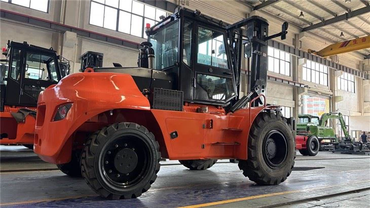 SOCMA 8 Ton Articulated 4WD 4*4 Off Road Tires Container Fork Lifter 2ton 2.5ton 3ton 3.5ton Rough Terrain Forklift With Side Shift